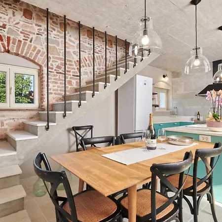 Mediterranea With Pool And Grill In 빌라