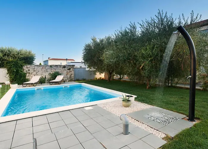 Mediterranea With Pool And Grill In Umag